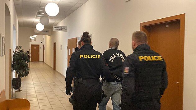 Eskorta p�iv�d� sedmat�icetilet�ho Viktora �. do soudn� s�n� Okresn�ho soudu Plze�-jih. (24. b�ezna 2026)