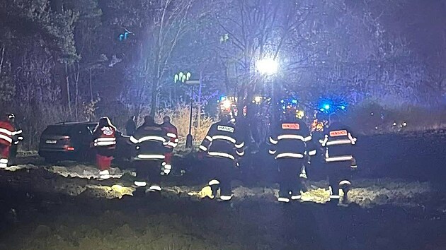 Záchrana mu�e z rybníka u Hor�ovského Týna. Mu� nejprve ují�d�l p�ed policejní...