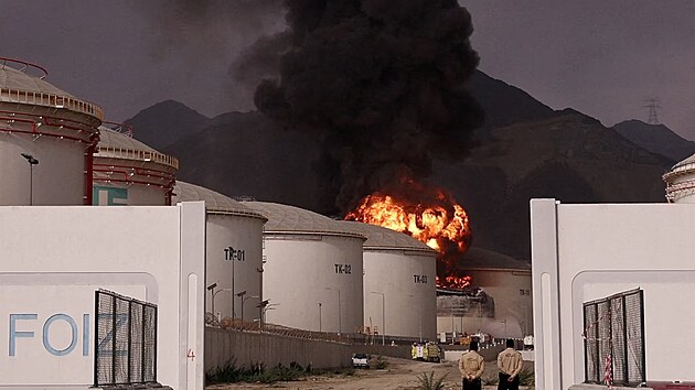 Ohe� a d�m v pr�myslov� z�n� Fud�ajra ve Spojen�ch arabsk�ch emir�tech po �r�nsk�m dronov�m �toku.  Kl��ov� p��stav v SAE pozastavil nakl�d�n� ropy. Podle agentury Bloomberg jde o dal�� p�eru�en� provozu po s�rii �r�nsk�ch �tok� na jedinou exportn� trasu pro ropu v zemi vedouc� mimo Hormuzsk� pr�liv.