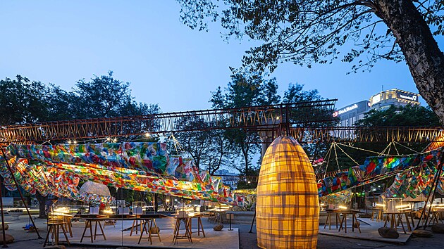 �esko-vietnamsk� studio ODDO architects dokon�ilo ve�ejn� v�stavn� pavilon � T10A Pavilion v Hanoji, na kter� architekti vyu�ili 40 tis�c pou�it�ch plastov�ch ta�ek.