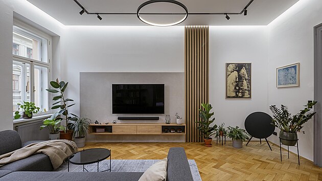 Televizn� stolek s knihovnou jsou zhotoveny na m�ru v designu navr�en�m architektem.