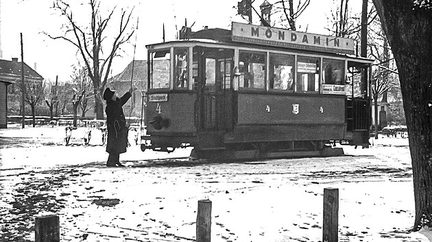 Vzpom�nkov� mapa Opavy obsahuje nap��klad sn�mek kone�n� zast�vky tramvajov� linky �. 4 na n�m�st� sv. Trojice v M�stsk�ch sadech z roku 1940.