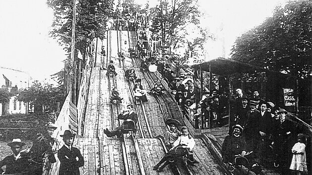 V datab�zi z�jemci tak� mohou vid�t, �e v M�stsk�ch sadech m�li Opavan� na sklonku 19. stolet� bobovou dr�hu.