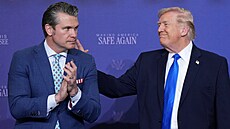 Americký prezident Donald Trump a ministr obrany Pete Hegseth (23. b�ezna 2026)