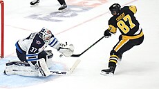 Sidney Crosby p�ekonává Connora Hellebuycka.