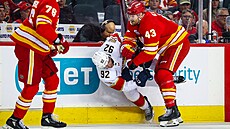 Adam Klapka (vpravo) z Calgary v �eském souboji srazil Tomá�e Noska z Floridy.