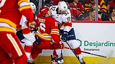 T�sný souboj u mantinelu svád�jí Tomá� Nosek z Floridy a Morgan Frost z Calgary.