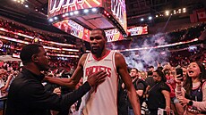 Kevin Durant z Houstonu mezi fanou�ky po vít�zném utkání.
