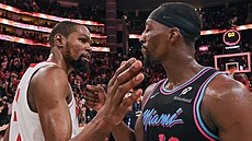 Bam Adebayo (vpravo) z Miami a Kevin Durant z Houstonu.