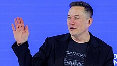 Elon Musk mává davu b�hem 56. výro�ního zasedání Sv�tového ekonomického fóra...