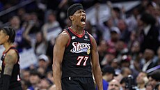 V. J. Edgecombe z Philadelphia 76ers slaví trefenou trojku v zápase s Oklahoma...