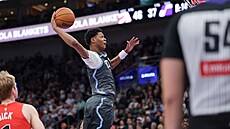 Ace Bailey z Utah Jazz sme�uje v zápase s Toronto Raptors.