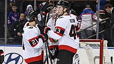 Hokejisté Ottawa Senators - branká� James Reimer, Nick Cousins a Tyler Kleven -...