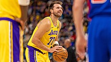 Luka Don�i� b�hem utkání s Detroit Pistons.