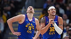 Nikola Joki� a Aaron Gordon z Denver Nuggets.