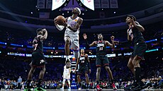 Shai Gilgeous-Alexander z Oklahoma City zakon�uje v duelu s Philadelphia 76ers.