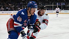 Jaroslav Chmela� z New York Rangers se sna�í uniknout bránícímu Lassimu...