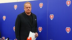 P�edseda FA�R David Trunda p�ichází na tiskovou konferenci po mimo�ádném...