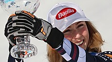 Mikaela Shiffrinová zvedá nad hlavu malý k�i��álový globus za slalom.