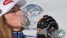 Mikaela Shiffrinová líbá malý k�i��álový globus za slalom.