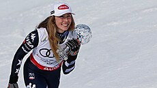 Mikaela Shiffrinová slaví zisk malého k�i��álového globu.