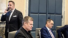 Ministr �ivotního prost�edí Igor �ervený a Filip Turek na jednání vlády. (23....
