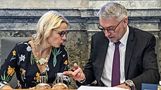 Ministryn� pro místní rozvoj Zuzana Mrázová a ministr  vnitra Lubomír Metnar na...