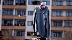 Transparent s podobiznou Václava Moravce na protivládní demonstraci na Letné....
