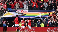 Hrá�i Nottinghamu se radují z gólu proti Tottenhamu.