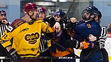 Poty�ka v semifinále mezi litom��ickým Filipem Novákem (vpravo) a Ond�ejem...