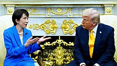 Prezident Donald Trump hovo�í s japonskou premiérkou Sanae Takai�iovou v Oválné...