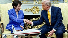 Prezident Donald Trump hovo�í s japonskou premiérkou Sanae Takai�iovou v Oválné...