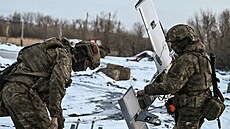 Ru�tí vojáci se p�ipravují na odpálení dronu Molnija na front� u Pokrovsku....