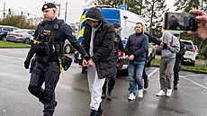 Policie p�ivezla ke zlínskému okresnímu soudu na vazební zasedání t�i obvin�né...