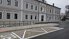 Díky úpravám je prostor p�ed lounským hlavním nádra�ím p�ehledn�j�í,...