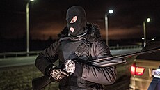 Vycítili �anci. Mláde� kolem nelegálního závod�ní vid�la prostor pro adrenalin....