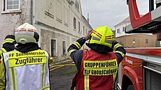 Hasi�i zasahují u po�áru patrového domu ve Varnsdorfu. (25. b�ezna 2026)