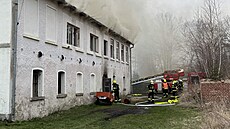 Hasi�i zasahují u po�áru patrového domu ve Varnsdorfu. (25. b�ezna 2026)