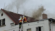 Hasi�i zasahují u po�áru patrového domu ve Varnsdorfu. (25. b�ezna 2026)