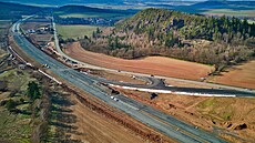 Výstavba dálnice D6 u Lubence na Lounsku (b�ezen 2026)