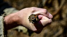 Zrezlé lano vysokozát�ové bariéry na skalách kolem H�enska, které Správa...