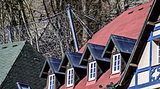 Vysokozát�ové bariéry na skalách nad hotelem Praha, které Správa národního...