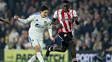 Brenden Aaronson z Leedsu a Michael Kayode z Brentfordu bojují o mí�.