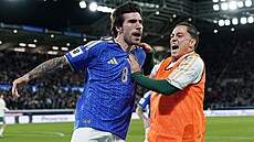 Sandro Tonali z Itálie slaví bará�ový gól proti Severnímu Irsku.