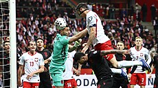 Polský úto�ník Robert Lewandowski st�ílí gól Albánii.