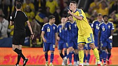 Ukrajinec Mykolenko kritizuje rozhod�ího, zatímco �védové v pozadí slaví...