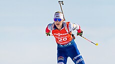Lucie Charvátová na trati stíhacího závodu v Oslu