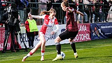 Momentka z derby mezi fotbalistkami Slavie a Sparty