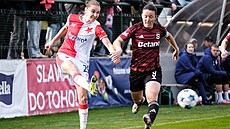 Momentka z derby mezi fotbalistkami Slavie a Sparty