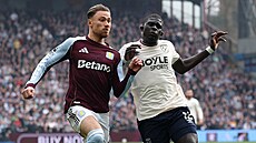 Obránce Malick Diouf (vpravo) a Matty Cash z Aston Villy